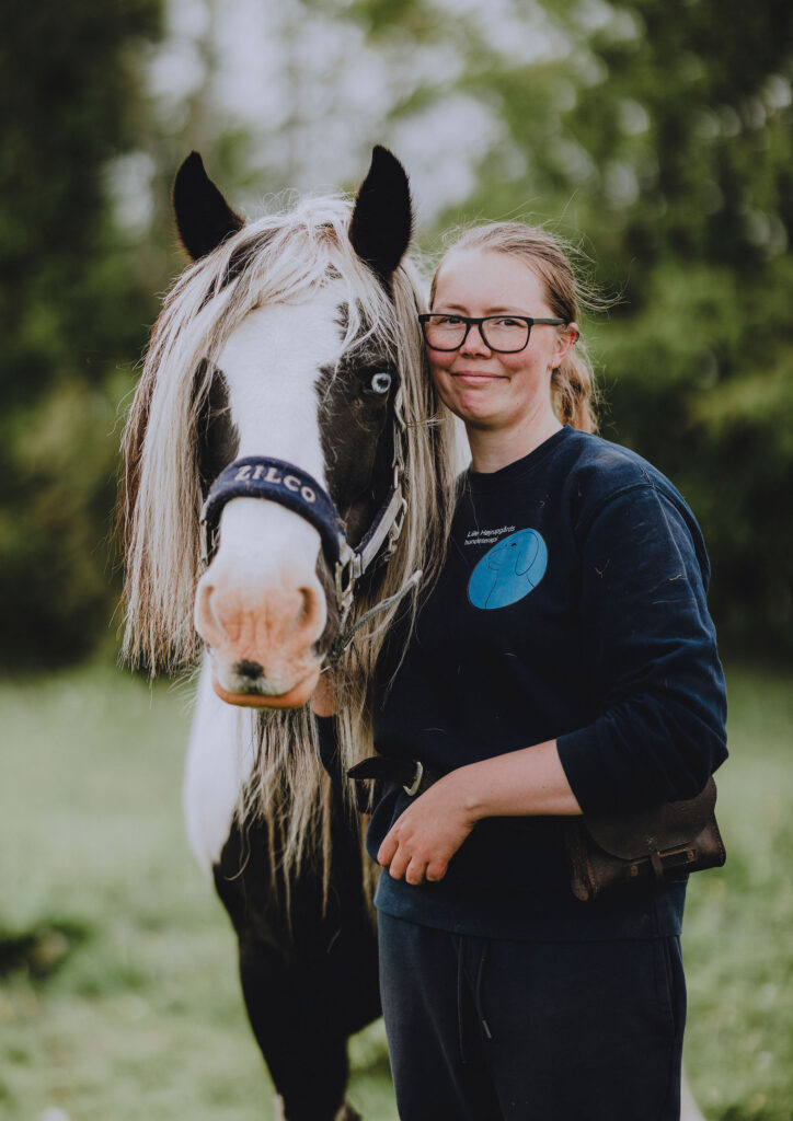Karen (fysiurgisk dyreterapeut) og min irish cob hoppe Lilli